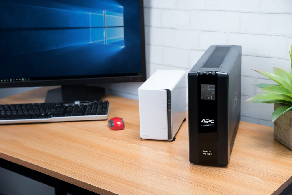 Ups 1600va 960w 8x Tomadas Ca - Apc