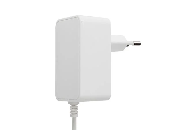 Fonte de Alimentação Univesal - 12 vdc - 2 a - 24 w - Conector 2.1 X 5.5 Mm - Branco