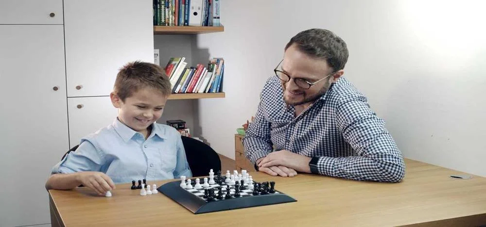 MILLENNIUM CHESSGENIUS CONJUNTO DE XADREZ INTERNA.