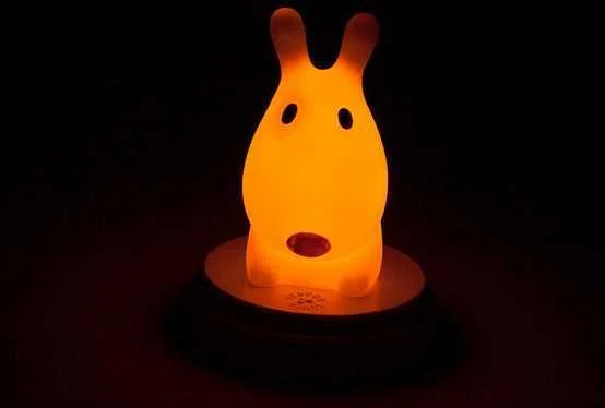 Innocent Dog LED Luz Nocturna Perro Amarillo