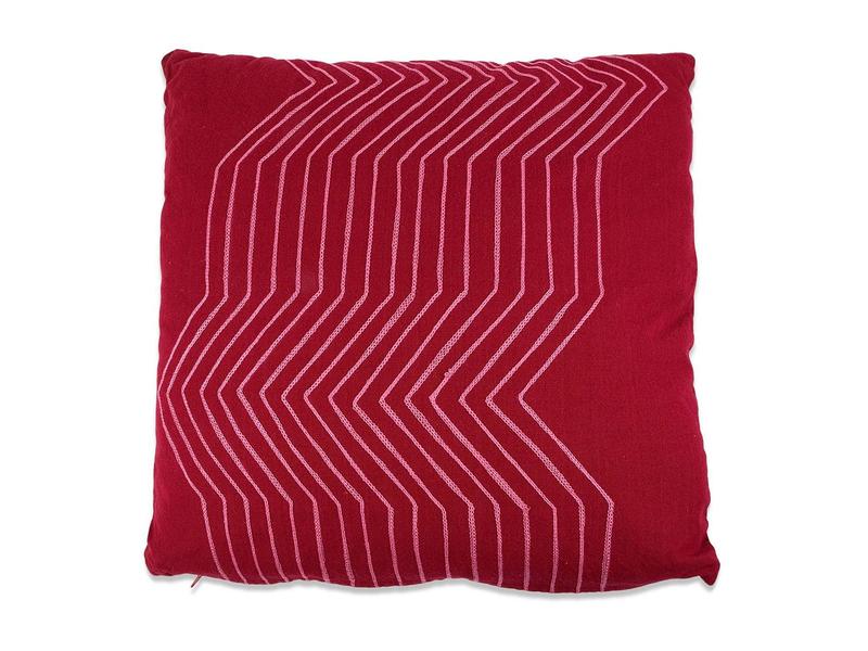 Almofada Vermelha com Linhas Rosa 50x12x50cm. Bas.