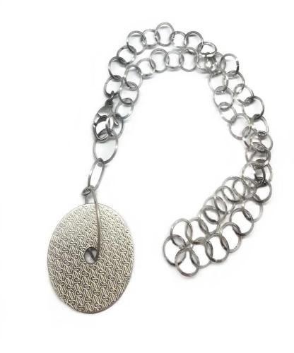 NECKLACEGUESSWOMAN